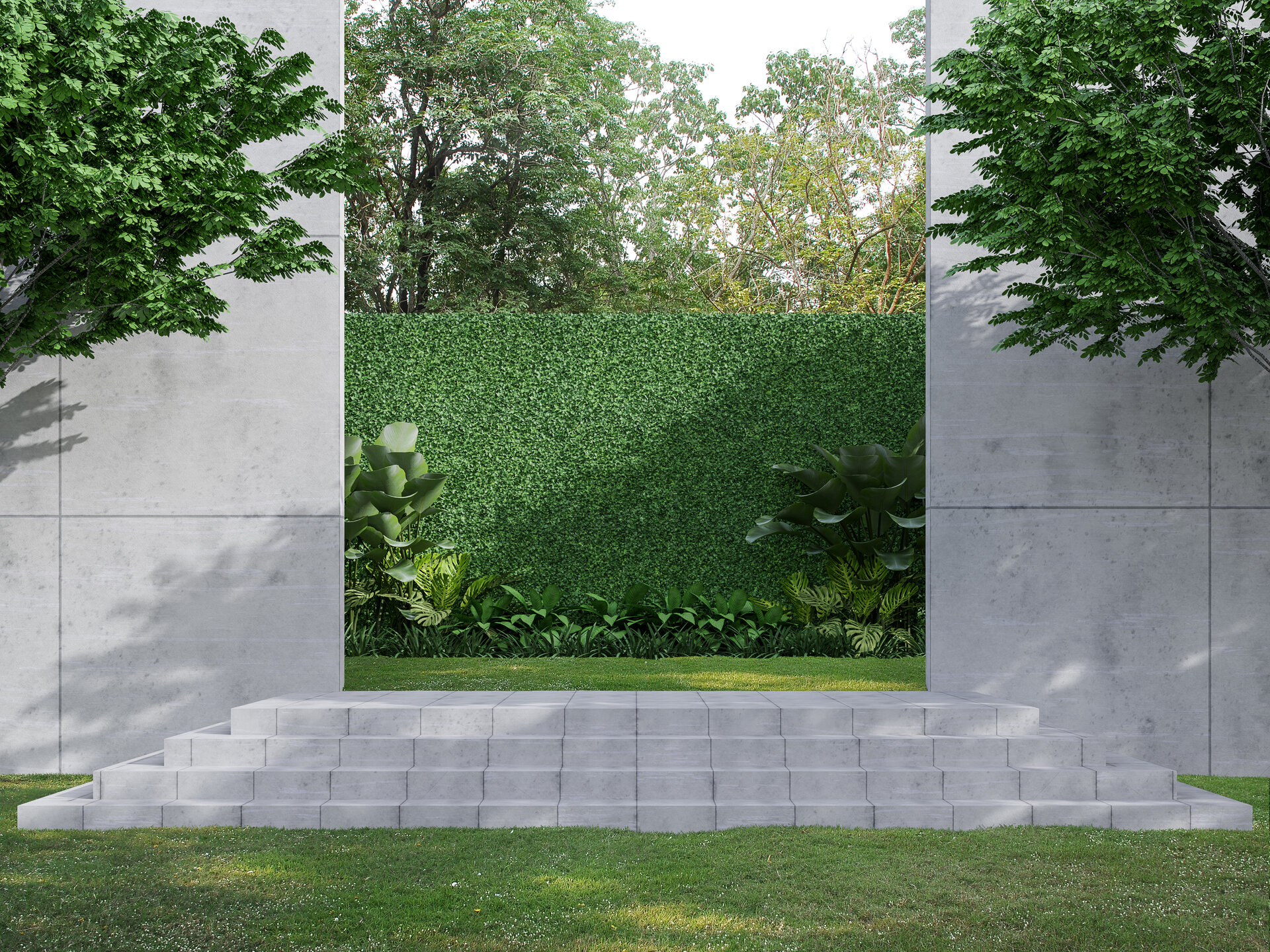 Betonmauer im Garten, grüne Pflanzenzäune, umgeben von Natur
