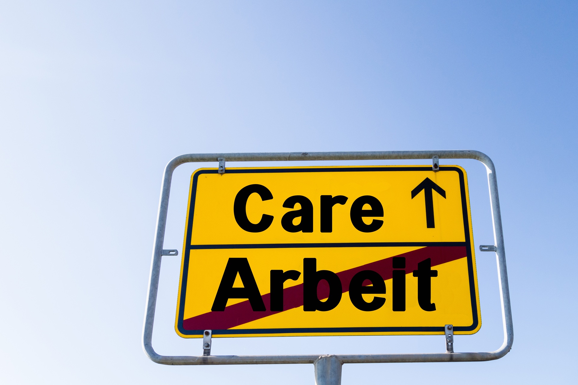 Care statt Arbeit auf einem Wegweiser | Pflegehilfskraft Frankfurt